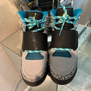 Jordan sneakers in a size 5 young men and 7 women